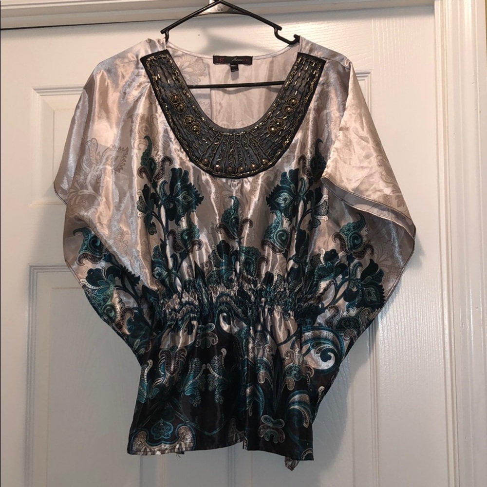 Short sleeve blouse.